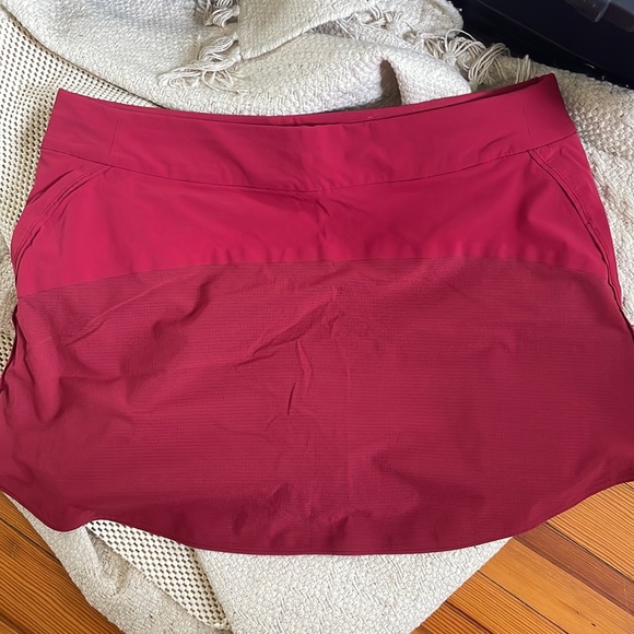 Outdoor Voices The Exercise Skort size L in maroon - Picture 2 of 6